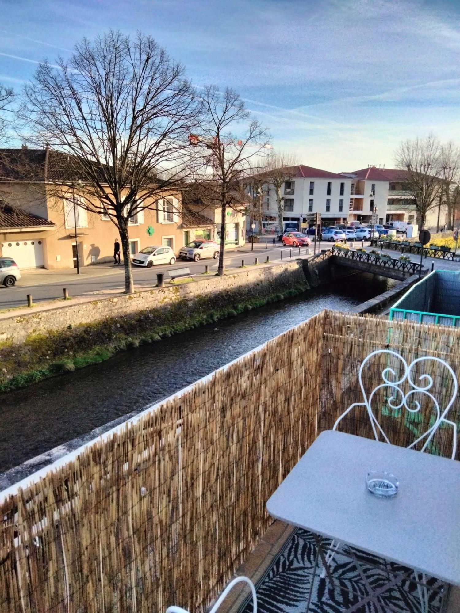 Maison Prestige Le Donjon Des Plaisirs Jacuzzi Montluel Exterior photo